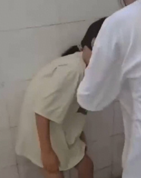 校园欺凌报警：重庆一中学女生遭多人殴打逼迫下跪